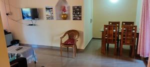 马迪凯里Chesna Cottage的一间设有两把椅子、一张桌子和一台电视的房间