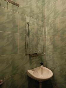 关丹Hotel Tai Wah的一间带水槽和镜子的浴室