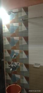 马泰兰Sky Cottage Matheran的一间带水槽和彩色墙壁的浴室