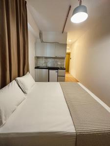 地拉那ApartHotel Folé的卧室配有一张白色大床