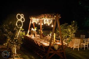 奎隆Holiday Island in Kollam, Nearby Varkala的一张晚上聚会的桌子