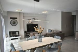 卡尔季察Modern Luxury Suite的客厅配有桌子和沙发