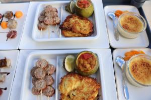 瓦尔莱班Les Clos De La Vigne的两盘食物,上面有肉和蔬菜