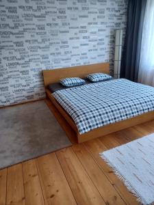 Apartmán Radenice的一间卧室配有一张带两个枕头的床