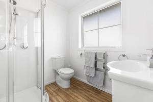 瓦纳卡It's Easy! Space and comfort的白色的浴室设有卫生间和水槽。