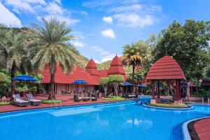 布什格尔Ananta Spa & Resort, Pushkar的度假酒店的游泳池