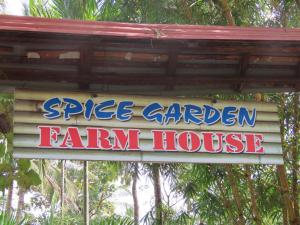 苏丹巴特利Spice Garden Farm house的松园农舍的标志