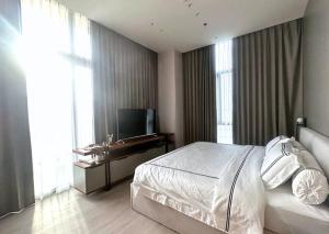 雅加达NEW Charming 2BR Apartment in Central Jakarta的卧室配有白色的床和电视。