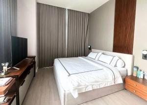 雅加达NEW Charming 2BR Apartment in Central Jakarta的一间卧室配有一张床、一张书桌和一台电视