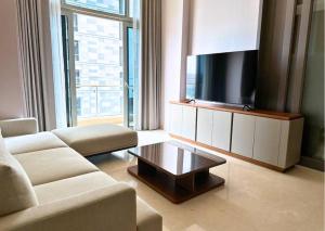 雅加达NEW Charming 2BR Apartment in Central Jakarta的带沙发和平面电视的客厅
