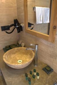 乌奇希萨尔Ages in Cappadocia的浴室设有水槽、镜子和水槽