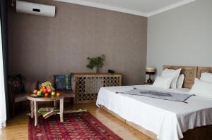 努库斯吉佩克漂亮酒店的一间卧室配有一张床和一张带水果的桌子