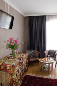 努库斯吉佩克漂亮酒店的客厅配有沙发和鲜花桌