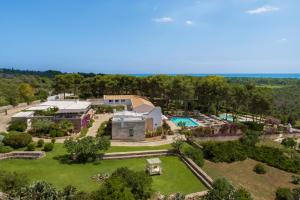 乌真托Hotel Masseria Fontanelle的享有豪宅的空中景致,设有大院子