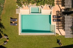 SarlátaSarlata Villas的享有庭院游泳池的顶部景色