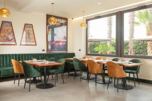 加拉托内加拉酒店的用餐室设有桌椅和窗户。