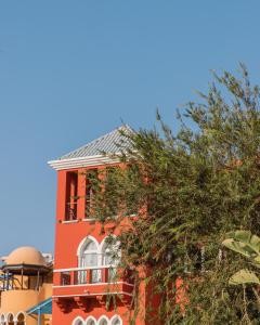 赫尔格达The Grand Resort的前面有棵树的红色建筑