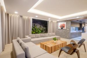 芽庄Nha Trang Oceanfront Luxury Villa Anh Nguyen的客厅配有沙发和桌椅