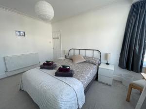 Harrow on the HillDouble Bedroom with TV in Sudbury Hill Wembley - 10 mins from Wembley Stadium的一间卧室设有两张单人床和一个窗户。