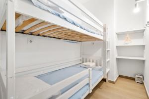 艾姆布里亚布拉瓦Apartamento WELCS EMP - 101 con vistas al Mar的卧室内的双层床,卧室内配有双层床