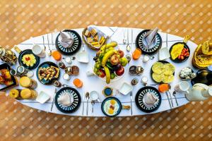 马拉喀什印度宫殿酒店的一张桌子上放着许多盘子的食物