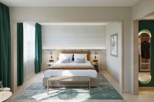 豪尔根The Yarn的一间卧室配有大床和绿色窗帘