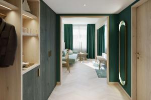 豪尔根The Yarn的走廊上设有带绿色墙壁的客厅