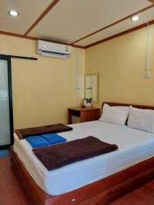 皮皮岛皮皮沙海景度假村 的一间卧室配有一张大床,上面有蓝色的毛巾