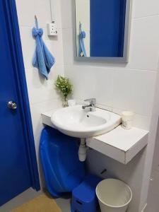 伯恩仓BLUE DOME (Santorini) @ Night Market, Cameron Highlands的一间带水槽、卫生间和镜子的浴室