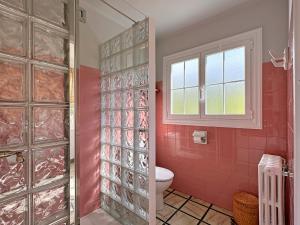 ValcarlosETXEALE的一间带卫生间和玻璃淋浴间的浴室