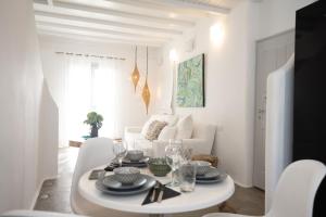 阿诺梅拉House of Nikol - Cycladic Sensation的白色的客厅配有白色的桌子和椅子