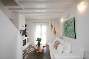 阿诺梅拉House of Nikol - Cycladic Sensation的白色的客厅配有白色的沙发和桌子