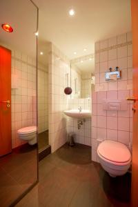马克莱贝格马克里伯格霍夫酒店的浴室设有2个卫生间和水槽