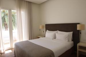 莱斯卡拉安普利耶斯旅馆的一间卧室设有一张大床和一个大窗户