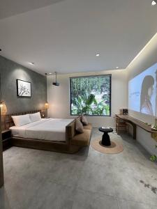 胡志明市KIN WANDER - Tân Phong的一间卧室设有一张床和一个大窗户