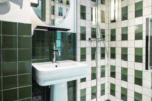 巴黎Kraft Hotel的一间带水槽和镜子的浴室