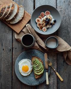 豪尔根The Yarn的木桌上两盘早餐食品