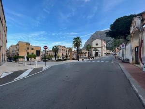 奇尼斯b&b antichi colori的山城里一条空的街道