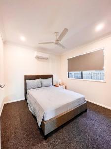 麦凯New Home close to Airport hospital Coles & Resto的一间卧室设有一张床和一个窗口