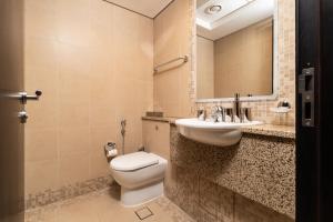迪拜Nasma Luxury Stays - Elegant 1BR With Stunning View of Park Avenue的一间带卫生间、水槽和镜子的浴室