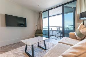 利物浦Luxurious 1 Bed - RIVER VIEW的带沙发和平面电视的客厅