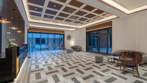 文昌文昌南洋美丽汇智选假日酒店的客厅设有格子天花板和大堂。