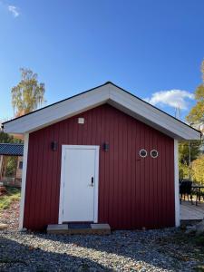 斯德哥尔摩Minihus i Enskede-Årsta-Vantörs的红色谷仓,上面有白色的门