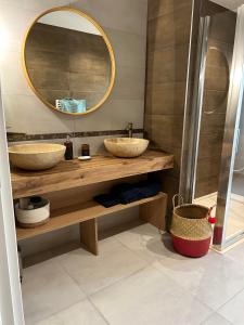 SolesmesSol'm Lodges的浴室设有2个水槽和镜子
