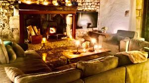 BrassyRuime woning in de Morvan, Bourgogne met seizoensgebonden zwembad的带沙发和壁炉的客厅