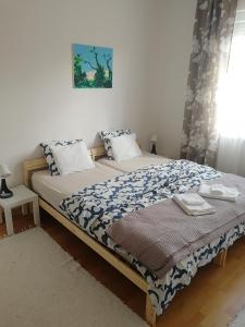 吉奥马恩德勒德Zsuzsanna Vendégház的一间卧室配有一张带蓝白色毯子的床