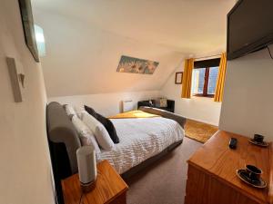 Saint Erth44 Trevithick view的一间卧室配有一张床和一台电视