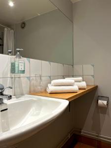 莱鲁姆Aspenäs Herrgård的浴室配有盥洗盆、镜子和毛巾