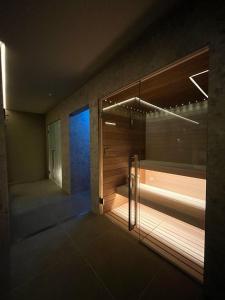 格拉迪斯卡迪松佐弗兰兹酒店的一间设有玻璃门淋浴的房间