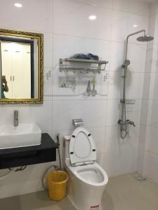 Cam LâmPhương Tuyến -Bất Động Sản-Nội Thất-Du Lịch的一间带卫生间、水槽和镜子的浴室